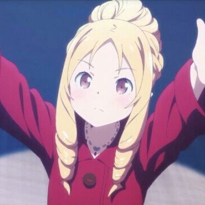 两女子推护理床上的老人赏花